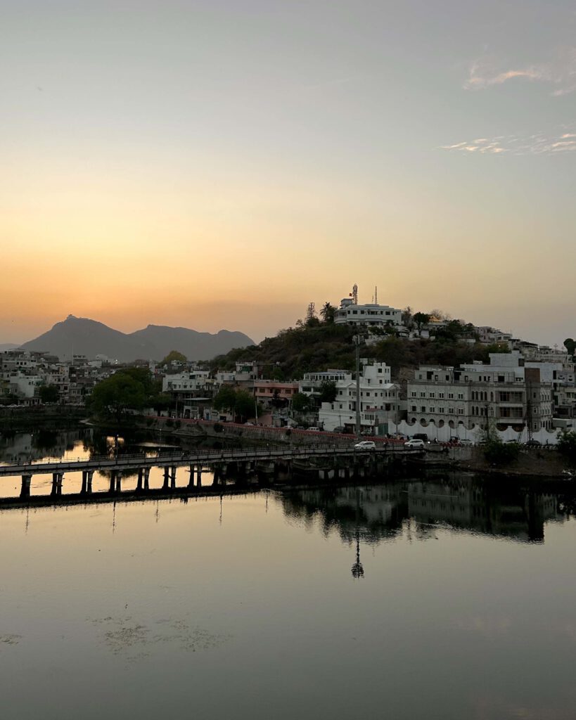 Buildings along the lake in Udaipur, India with mountains in the background