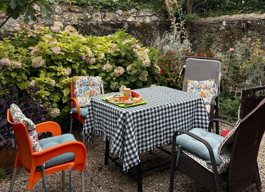 Breakfast in the garden at backpacker Hostel Majdas in Mostar